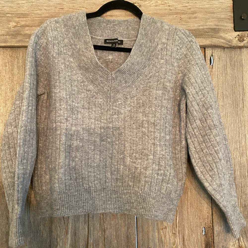 Banana Republic Women's Gray V-Neck Sweater